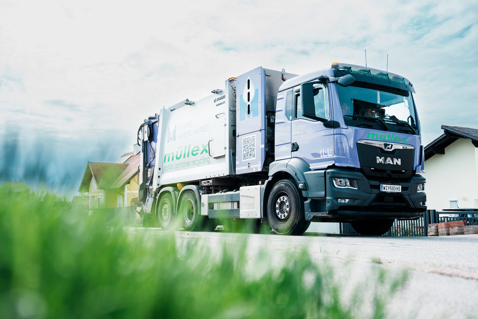 LKW-Fahrer im Müllwagen bei Müllex in der Steiermark